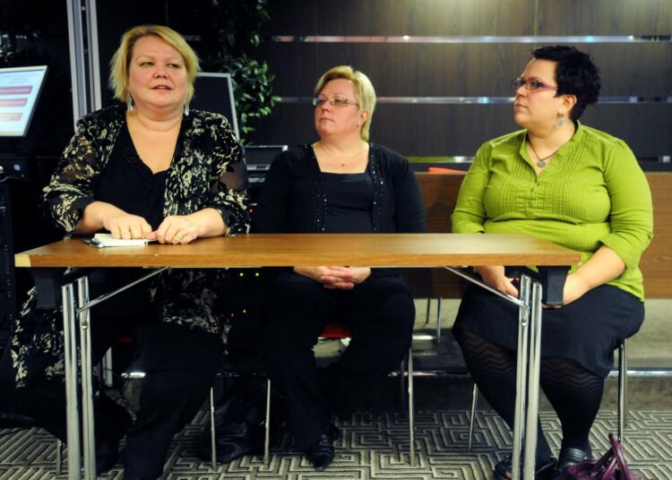 Vasemmistoristeilyllä ay-väki pohti työelämän kehittämistä. Anu Suorannan vetämässä keskustelussa kuultiin muun muassa Sinikka Torkkolan vas., Leila Tilviksen ja Niina Laitisen kokemuksia omilta työpaikoiltaan.