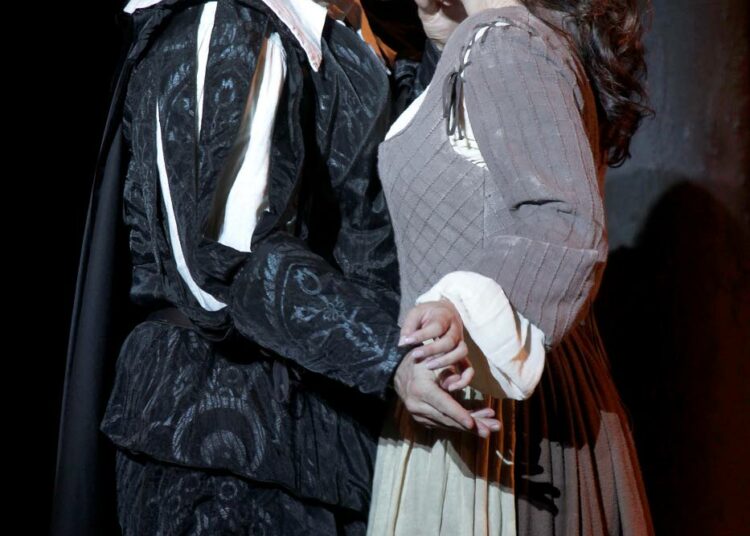 Carlo Colombara (Don Giovanni) ja Marjukka Tepponen (Zerlina) Savonlinnassa Mozartin oopperassa Don Giovanni.
