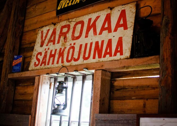 Veturihallin seiniltä löytyy asiallisia varoituskylttejä.
