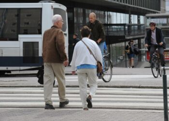 Kansalaisia patistetaan kävelemään ja pyöräilemään ja käyttämään joukkoliikennettä.