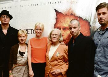 Elokuvan ohjaaja Antti J. Jokinen (vas.), näyttelijät Amanda Pilke, Laura Birn, Liisi Tandefelt, Peter Franzen ja Tommi Korpela Puhdistus-elokuvan lehdistönäytöksessä.