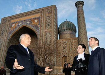 Uzbekistanin presidentti Islam Karimov (vas.) Venäjän silloisen presidentin Dmitri Medvedevin seurassa Samarkandissa vuonna 2009.