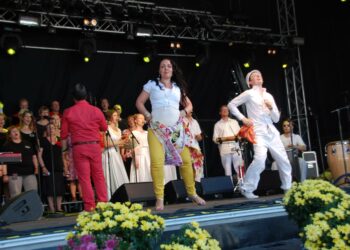 Los Elementos -yhtye ja Koiton Laulu esittivät Köyhälistön rumbaa kesällä Työväen musiikkitapahtumassa.