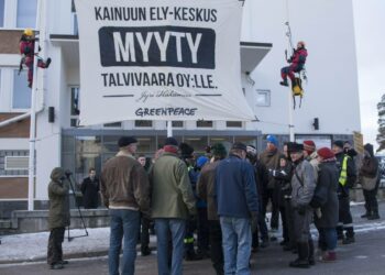 Mielenosoittajat ELY-keskuksen edustalla Kajaanissa viime perjantaina vaativat Talvivaaran kaivoksen sulkemista. Ympäristönsuojelijat ovat myös tehneet rikosilmoituksen Talvivaaran mahdollisesta ympäristörikoksesta.