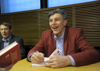 Esko-Juhani Tennilä esitteli tuoretta kirjaansa eduskunnan Kansalaisinfossa. Muiden muassa Esko Seppänen oli seuraamassa tilaisuutta.