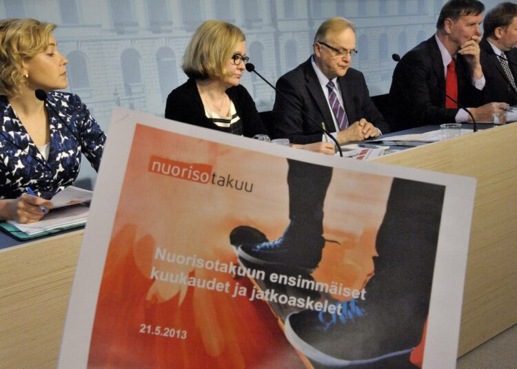 Nuorisotakuun ensimmäiset kuukaudet ja jatkoaskelet -tiedotustilaisuudessa tiistaina  kunta- ja hallintoministeri Henna Virkkunen (vas.), sosiaali- ja terveysministeri Paula Risikko, työministeri Lauri Ihalainen, opetusministeri Jukka Gustafsson sekä kulttuuri- ja urheiluministeri Paavo Arhinmäki.