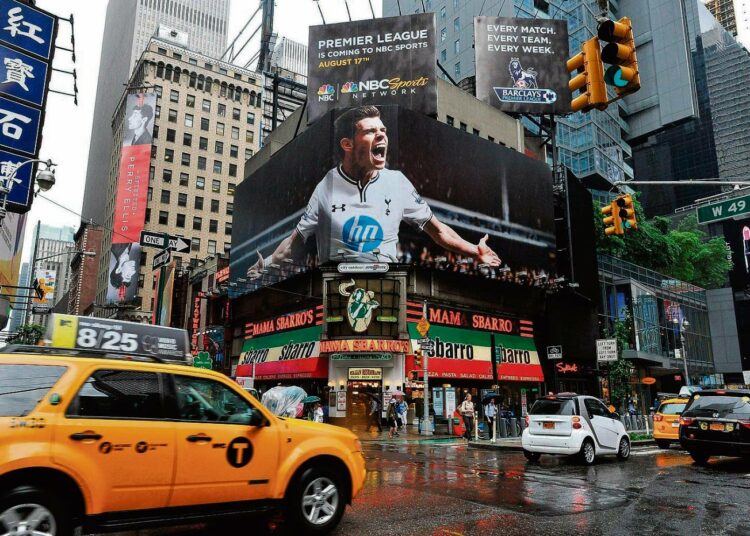 Gareth Balen valokuvalla mainostettiin Valioliigaa New Yorkin Times Squarella elokuun alussa.