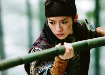 Lentävien tikarien talo on seikkailuelokuva kahdesta 800-luvun kiinalaispoliisista, jotka ihastuvat jahtaamaansa naiskapinalliseen. Kuvassa Zhang Ziyi.