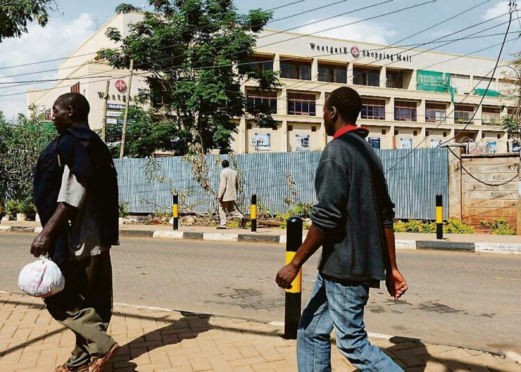 Kenialaismiehet kävelivät Westgaten ostoskeskuksen ohitse Kenian pääkaupungissa Nairobissa. Israelilaisomistuksessa ollut ostoskeskus tuhoutui täysin viimekuisen terrori-iskun loppuvaiheissa.