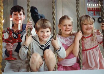 Fanny ja Alexander on Ingmar Bergmanin suuri perhedraama. Rooleissa mm. Allan Edwall, Jarl Kulle, Ewa Fröling, Erland Josephson, Pernilla Allwin ja Bertil Guve.