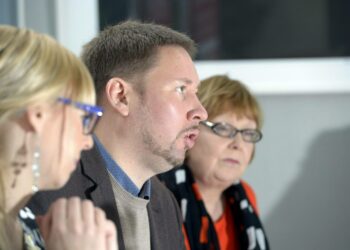 Varapuheenjohtaja Aino-Kaisa Pekonen, puheenjohtaja Paavo Arhinmäki ja Annika Lapintie eurovaalikampanjan avausinfossa torstaina.