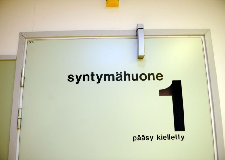 Kätilöliitto järjestää perjantaina antikarnevaalien synnytysosastojen harventamista vastaan.
