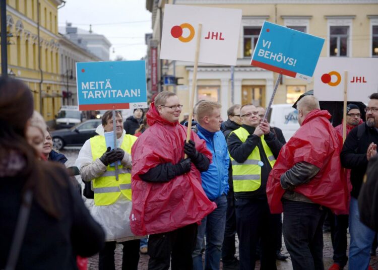 Helsingissä osoitettiin mieltä Palmian yhtiöittämistä vastaan ennen kaupunginvaltuuston kokousta. Valtuusto päätti osittaisesta yhtiöittämisestä kahden äänen enemmistöllä.