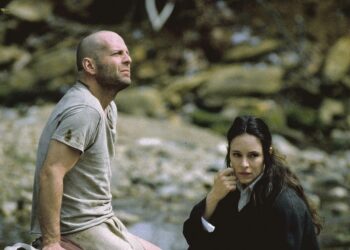 12 apinaa on scifi-jännäri, jossa menneen, nykyisyyden ja tulevan rajat häviävät. Kuvassa Bruce Willis ja Madeleine Stowe.