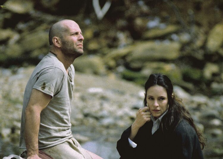 12 apinaa on scifi-jännäri, jossa menneen, nykyisyyden ja tulevan rajat häviävät. Kuvassa Bruce Willis ja Madeleine Stowe.
