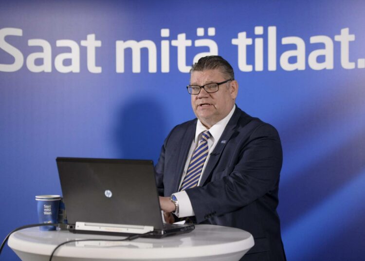 Perussuomalaisten puheenjohtaja Timo Soini puhui työmiehen tuumaustunnilla torstaina.