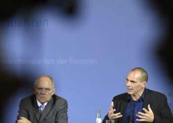 Saksan ja Kreikan valtiovarainministerit Wolfgang Schäuble ja Gianis Varoufakis kuvattuna helmikuussa Berliinissä.