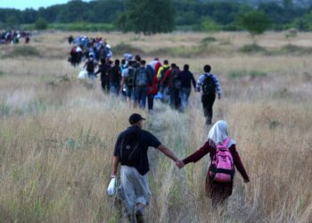 Sadoittain etupäässä Syyrian sotaa pakenevia vaeltaa Kreikasta Makedoniaan. Hallitus tekee rajun leikkauksen kehitysyhteistyöhön ja mahdollisuuksiin auttaa pakolaisia heidän kotimaissaan.
