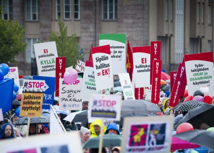 Helsingin Rautatientorin mielenilmauksessa oli 30 000 ihmistä.