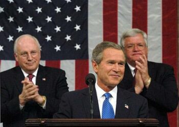 Varapresidentti Dick Cheney ja presidentti George W. Bush vuonna 2003. Oikealla edustajainhuoneen silloinen puhemies Dennis Hastert.