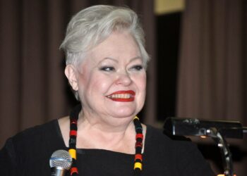 Anneli Saaristo palasi alkujuurilleen, eli Turun T-talolle, jossa hän esiintyi monia kertoja  mm. Voitonpäivän juhlissa 1985.
