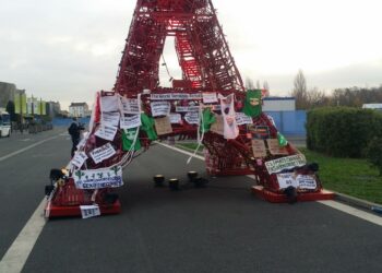 Pariisin kokouspaikalla oli pieni Eiffel-torni.