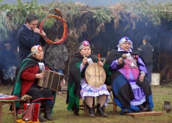 Alkuperäiskansatkaan eivät ole säästyneet lihavuusepidemialta. Eteläamerikkalaisen mapuche-kansan jäseniä uuden vuoden juhlassaan.