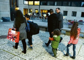 Suomeen viime vuonna tulleista runsaasta 32 000 pakolaisesta ennakoidaan noin kymmenen tuhannen jäävän maahan. Lauttasaaren seurakunnan kirkkoherra Juha Rintamäki (oik.) oli vastassa irakilaisperhettä, joka tuli hätämajoitukseen Lauttasaaren kirkkoon viime syyskuussa.