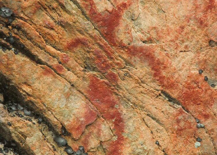Kalliomaalausten uskotaan esittävän loveen lankeavia samaaneja. Sarvipäinen hahmo löytyy Värikallion kalliomaalauksista, jotka sijaitsevat Kainuun Hossassa.