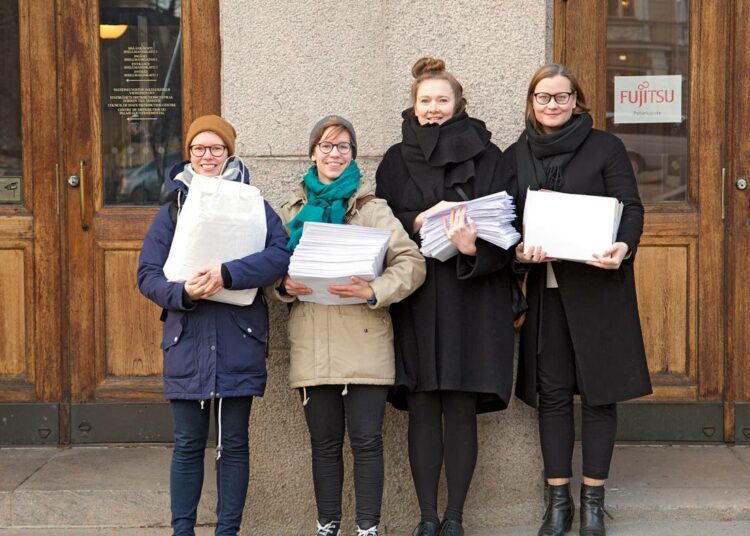 Nelli Ruotsalainen (vas.), Nina Järviö, Katriina Rosavaara ja Katju Aro veivät kannattajakortit oikeusministeriöön.