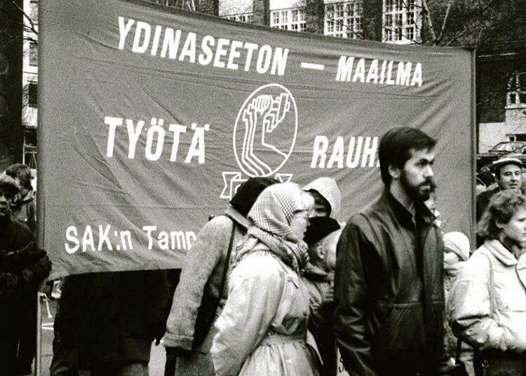 Tamperelaiset marssivat jo vuonna 1983 ydinaseita vastaan. Suomen hallitus miettii kantaansa vuonna 2017.