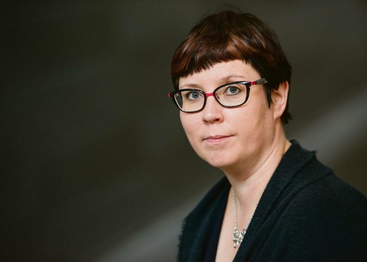 Merja Kyllönen olisi kirjoittajan mukaan visionääri, jolla on taito ja osaamisen verkostot rakentaa vastavoimaa nykykapitalistisen riiston uusille muodoille.