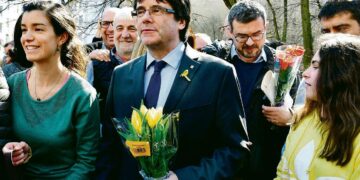 Katalonian entinen aluejohtaja Carles Puigdemont poistumassa Berliinissä järjestämästään lehdistötilaisuudesta toissa lauantaina.