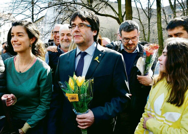 Katalonian entinen aluejohtaja Carles Puigdemont poistumassa Berliinissä järjestämästään lehdistötilaisuudesta toissa lauantaina.