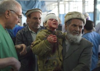 Autopommi-iskussa haavoittunutta lasta tuotiin Kabulissa sairaalaan tammikuussa.
