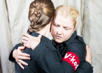 Maija Halminen (Oona Airola) ja Sigrid Suovanen (Helmi-Leena Nummela) tarttuvat aseisiin ja särkevät katsojan sydämen.