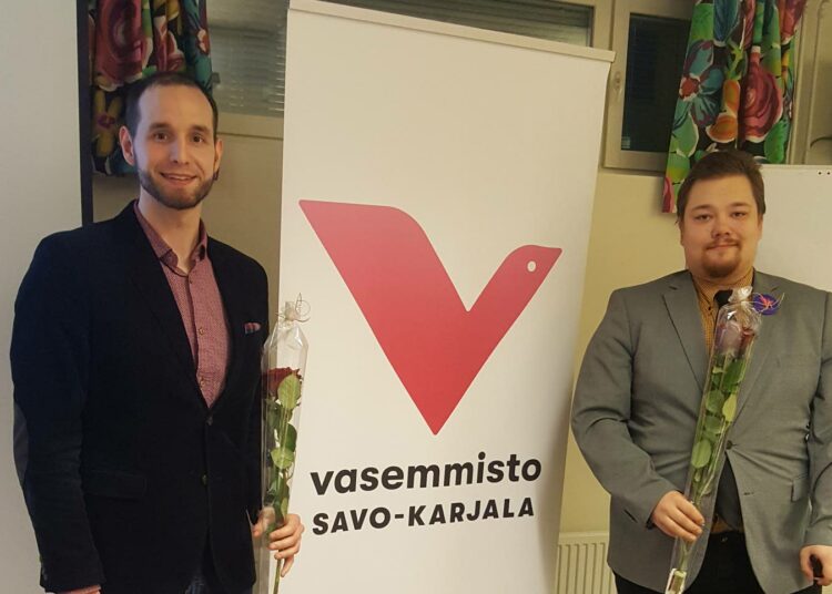 Janne Parkkila ja Juha-Pekka Reijonen kukitettiin Savo-Karjalan Vasemmiston piirikokouksessa.
