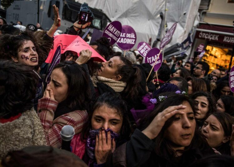 Naisten oikeuksien puolesta kamppailevia aktivisteja Turkin mellakkapoliisin puristuksessa Taksimin aukiolla Istanbulissa marraskuussa.