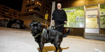 Jyväskyläläisen Ari Ahlgrenin mukaan rahatonta voi auttaa erityisesti vierellä kulkemalla, olemalla läsnä vaikeassa tilanteessa. Kuvassa myös hänen Nalle-koiransa.