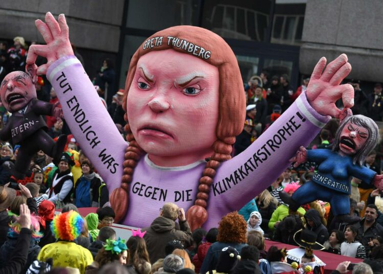 Ilmastolakot käynnistäneen ruotsalaisen Greta Thunbergin kuvaa kannettiin Düsseldorfin mielenosoituksessa 4.3.