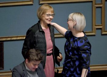 Eduskunnassa vietettiin tiistaina lähdön hetkiä. Aino-Kaisa Pekoselta halauksen saaneelle Annika Lapintielle istunto oli viimeinen vuonna 1995 alkaneella uralla.