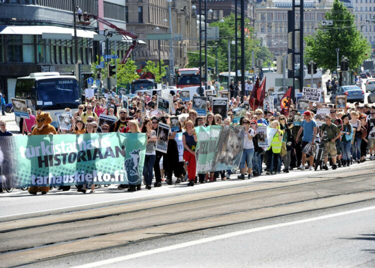 Vuonna 2013 eduskunta hylkäsi kansalaisaloitteen turkistarhauksen kieltämiseksi. Kansalaisjärjestöt järjestivät silloin mielenosoituksen pohjustamaan turkistarhaäänestystä eduskunnassa.