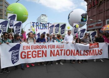 Nationalismin vastainen mielenosoitus Berliinissä viikko ennen eurovaaleja.