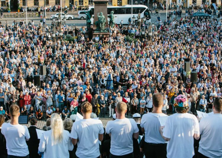 Kuorojen kierroksen yhteiskonsertissa kuorot esiintyvät Tuomiokirkon portailla.