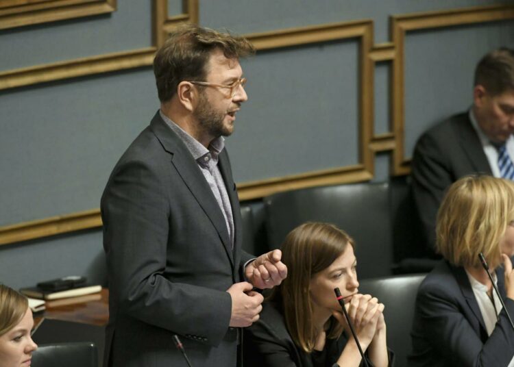 Työministeri Timo Harakka selvitti eduskunnalle hallituksen ensimmäisiä työllisyystoimia.