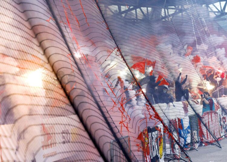 Soihdut paloivat HIFK:n fanikatsomossa Stadin derbyssä eli Veikkausliigan ottelussa HIFK–HJK Helsingissä 4. heinäkuuta.