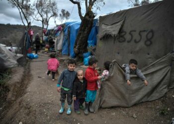 Pakolaislapset leikkivät Kreikan Lesboksen saarella sijaitsevalla Morian pakolaisleirillä. Leirillä asuu 20 000 ihmistä, vaikka se on suunniteltu vain 6 000:lle.