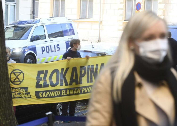 Elokapina järjesti mielenosoituksen sisäministeri Maria Ohisalon tiedotustilaisuuden taustalla.