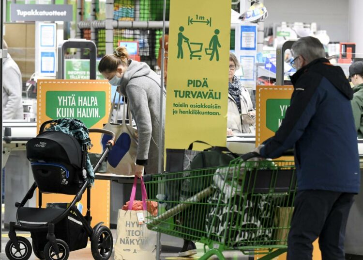 Pleksien ja maskien vaikutusta palvelualoilla kuten kaupoissa työskentelevien terveyteen ja työhyvinvointiin tulisi selvittää paremmin.