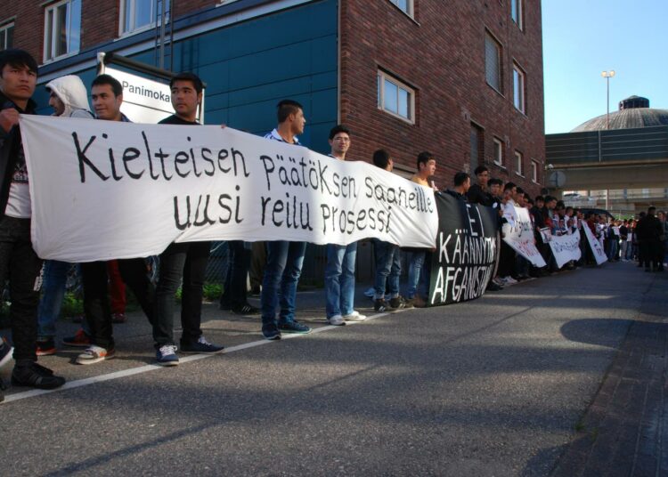 Turvapaikanhakijat osoittivat mieltään Maahanmuuttoviraston päätöksiä ja linjauksia vastaan Helsingissä syyskuussa 2016.